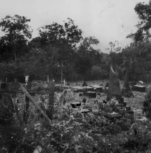 Foto 767: Cemitério, detalhes de erosão no município de Airão (AM)
