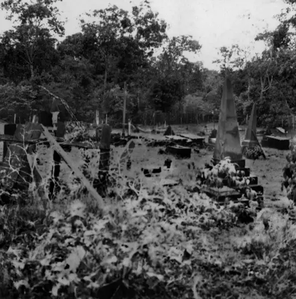 Foto 768: Cemitério, detalhe de erosão no município de Airão (AM)