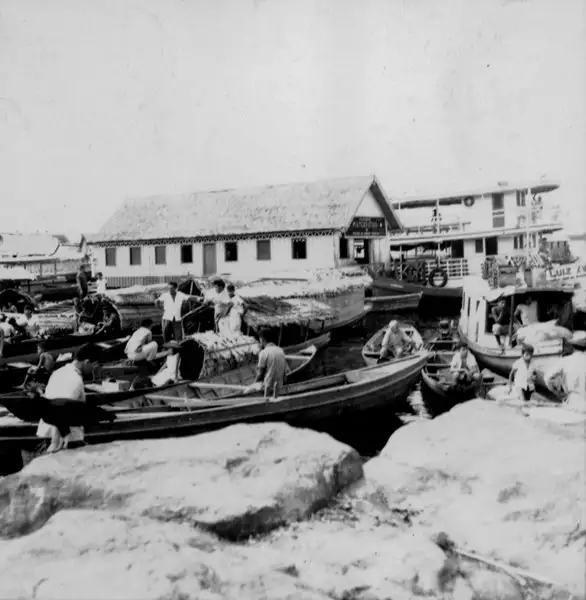 Foto 812: Praia do mercado vendo-se embarcações pequenas e flutuantes em Manaus (AM)