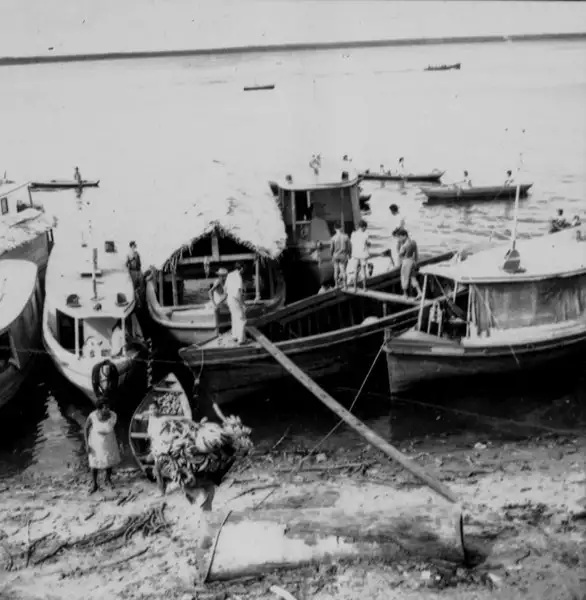 Foto 816: Detalhe da praia de Manaus vendo-se embarcações fazendo comércio (AM)