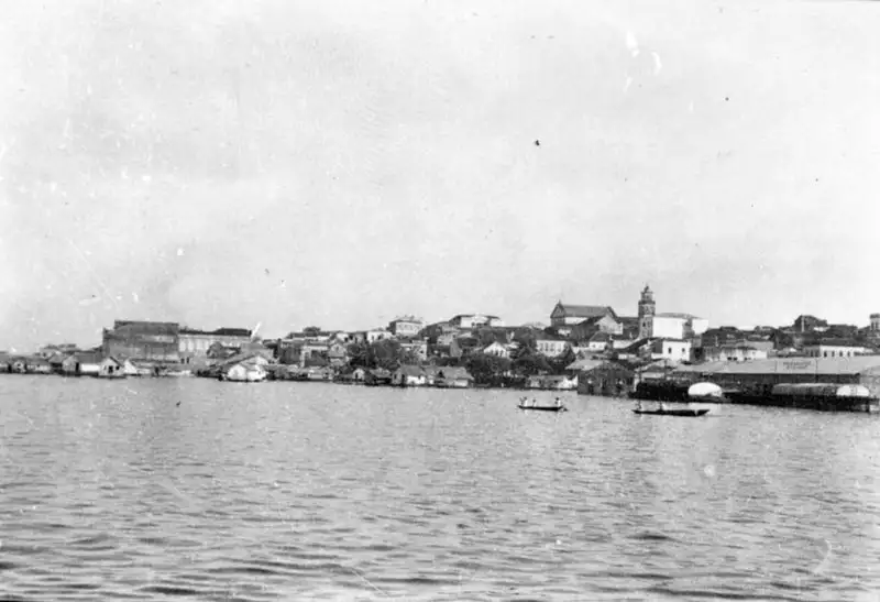 Foto 836: Vista da cidade de Manaus tirada do Rio Negro (AM)