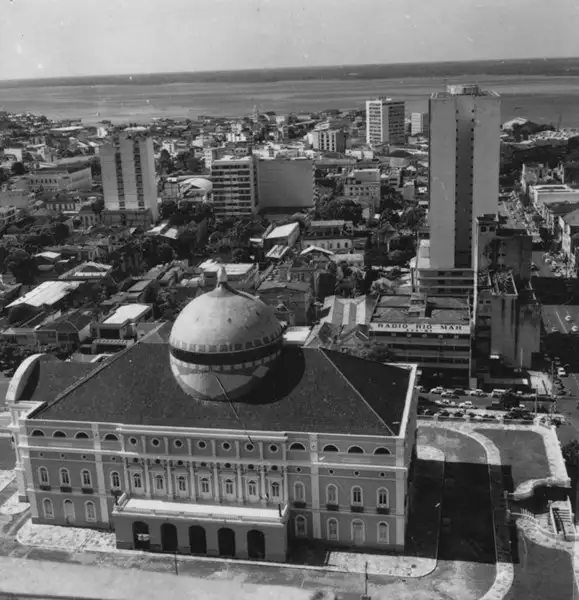Foto 985: Vista do Teatro Amazonas, atrás prédios do centro de Manaus, e ao fundo Rio Negro (AM)