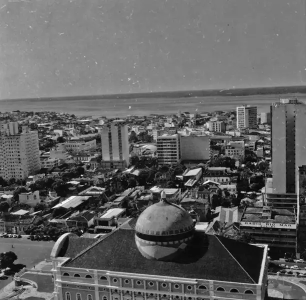 Foto 986: Prédios do centro comercial de Manaus, ao fundo o Rio Negro e cúpula do Teatro Amazonas (AM)