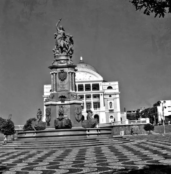 Foto 999: Monumento á abertura dos portos e atrás fachada do Teatro Amazonas em Manaus (AM)