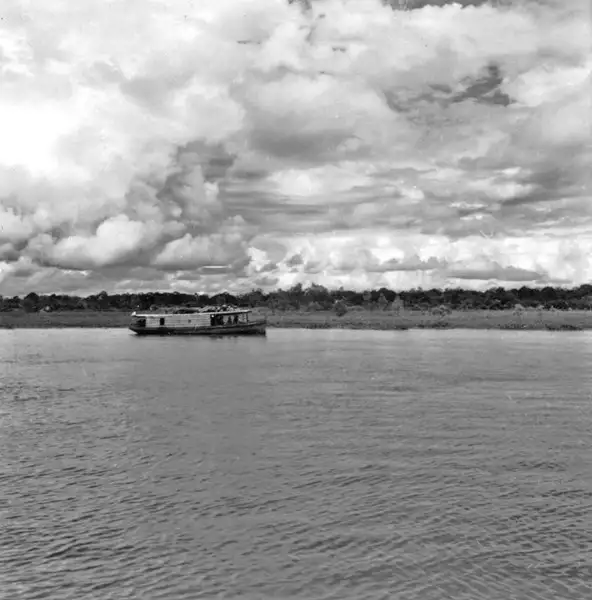 Foto 1: Barco cruzando o Paraná do Jacaré, em Tapauá (AM)
