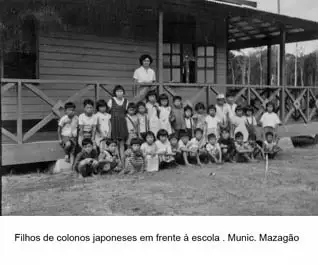 Foto 18: Filhos de colonos japoneses em frente a escola no Município de Mazagão (AP)
