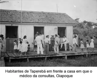 Foto 9: Habitantes de Taperebá em frente ao consultório médico em Oiapoque (AP)