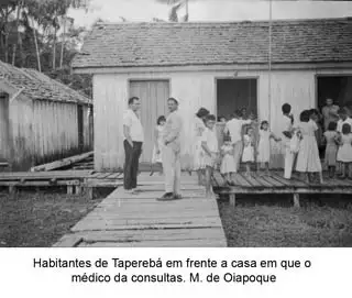 Foto 10: Habitantes de Taperebá em frente ao consultório médico em Oiapoque (AP)