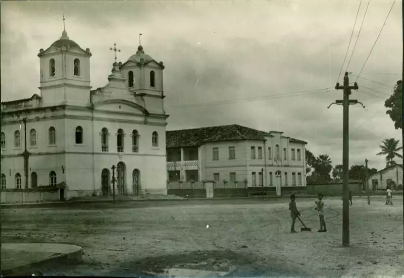 Foto 8: Praça Coronel Nizan Guerreiro : Catedral de São Francisco das Chagas : Colégio Santa Eufrásia : Barra, BA