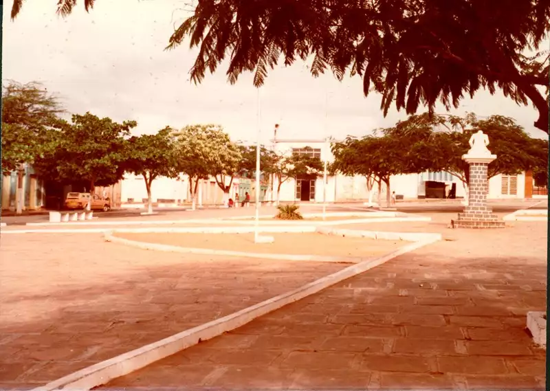 Foto 3: Praça Deputado Edgar Pereira : Caldeirão Grande, BA
