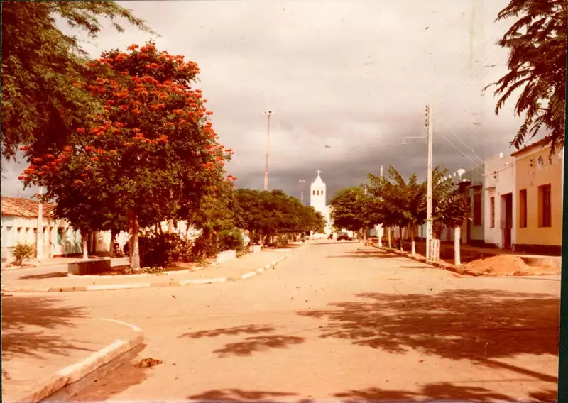 Foto 5: Praça da matriz : Caldeirão Grande, BA