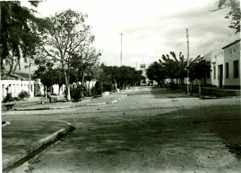 Foto 11: Praça da matriz : Caldeirão Grande, BA