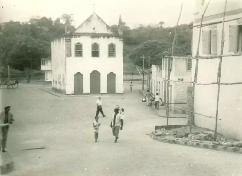 Foto 2: Praça João Pessoa : Igreja do Senhor do Bonfim : Camamu, BA