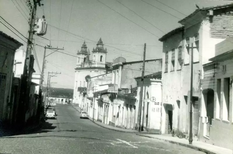 Foto 10: Rua Doutor Alfredo Martins : Igreja Matriz de Nossa Senhora da Assunção : Camamu, BA