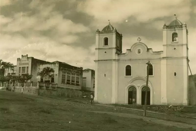 Foto 2: Antiga Igreja Matriz de Santo Antônio : Escolas Reunidas José de Anchieta : Praça da Bandeira : Campo Formoso, BA