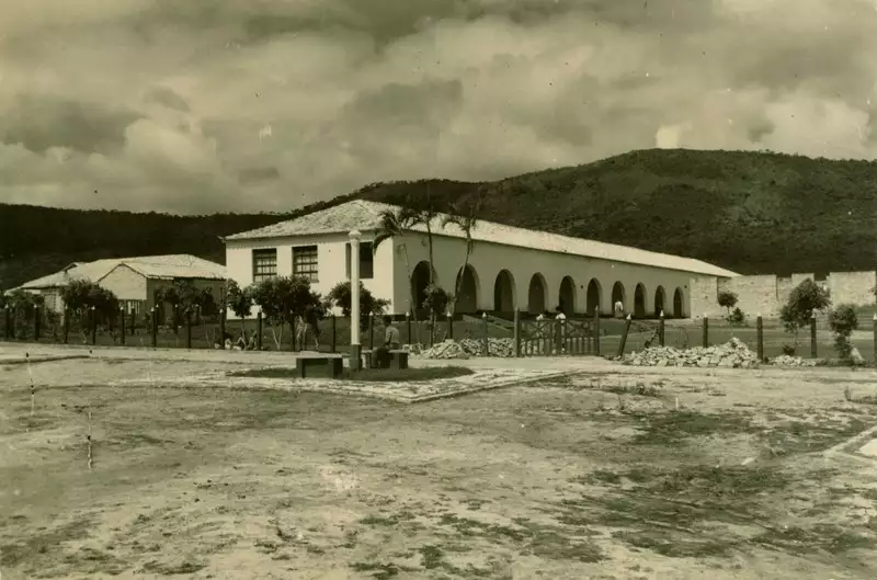 Foto 3: Colégio Presbiteriano Augusto Galvão : Praça Castro Alves : Campo Formoso, BA