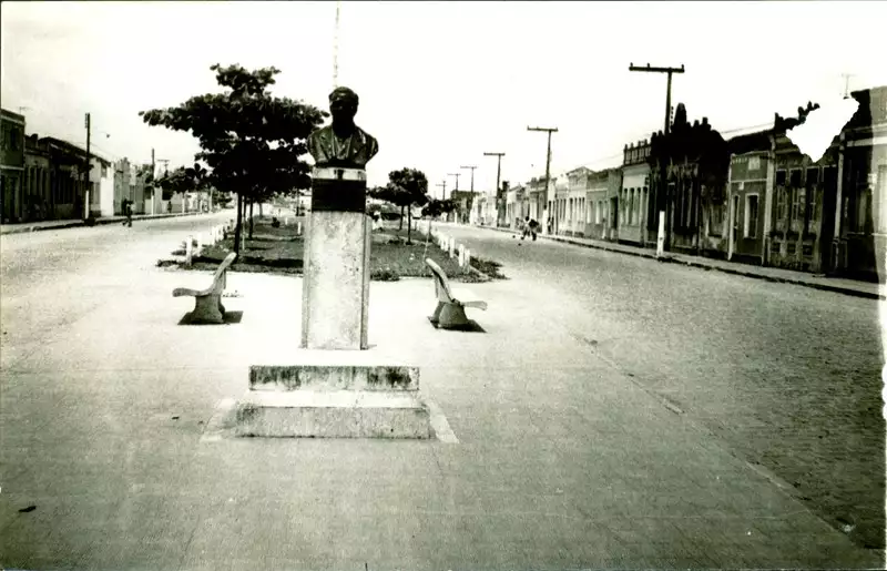 Foto 2: Monumento do Doutor Rafael Jambeiro : Castro Alves, BA