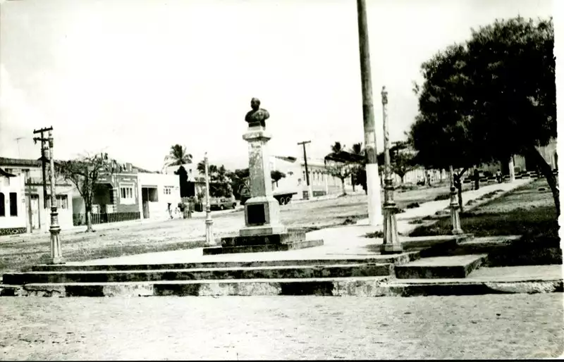 Foto 3: Monumento do General Dionísio Cerqueira : Castro Alves, BA
