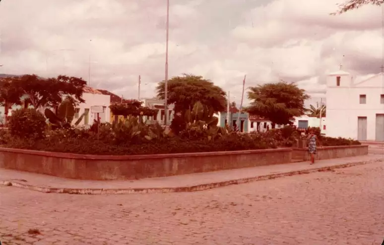 Foto 3: Praça Doutor Paulo Diamantino : Contendas do Sincorá, BA