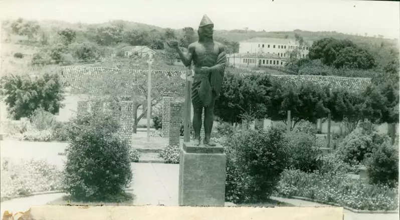 Foto 17: Jardim Público : Estátua de Santo André : Correntina, BA