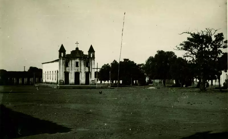 Foto 4: Praça da Bandeira : Igreja Santa Cruz : Cotegipe, BA