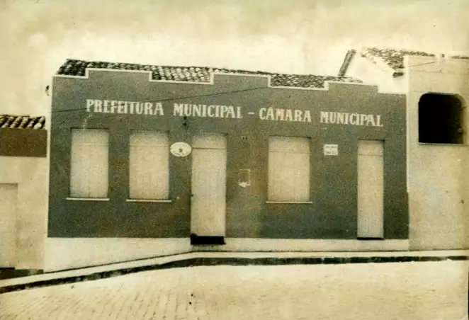 Foto 5: Prefeitura Municipal e Câmara Municipal : Firmino Alves, BA