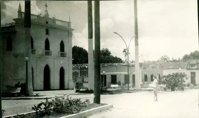 Foto 9: Praça Castro Alves : Igreja de Nossa Senhora da Conceição : Governador Mangabeira, BA