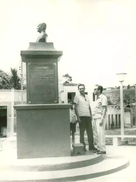 Foto 11: Monumento do Doutor Nelson David Ribeiro : Ibirapitanga, BA