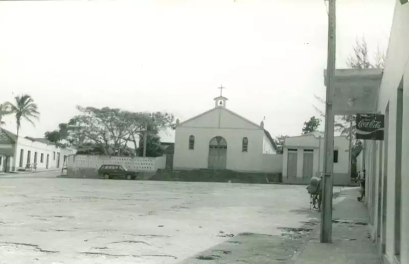 Foto 2: Capela de Nossa Senhora Aparecida : Praça da Matriz : Ibirapuã, BA