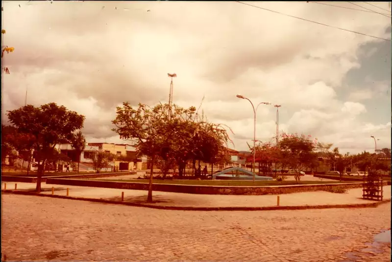 Foto 4: Praça Basílio Miguel de Souza : Ibirataia, BA