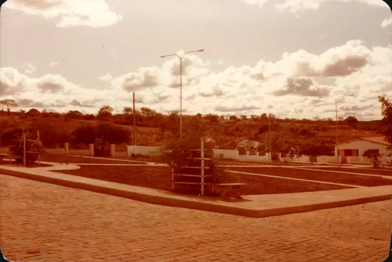 Foto 3: Praça : Vista parcial da cidade : Ibitiara, BA
