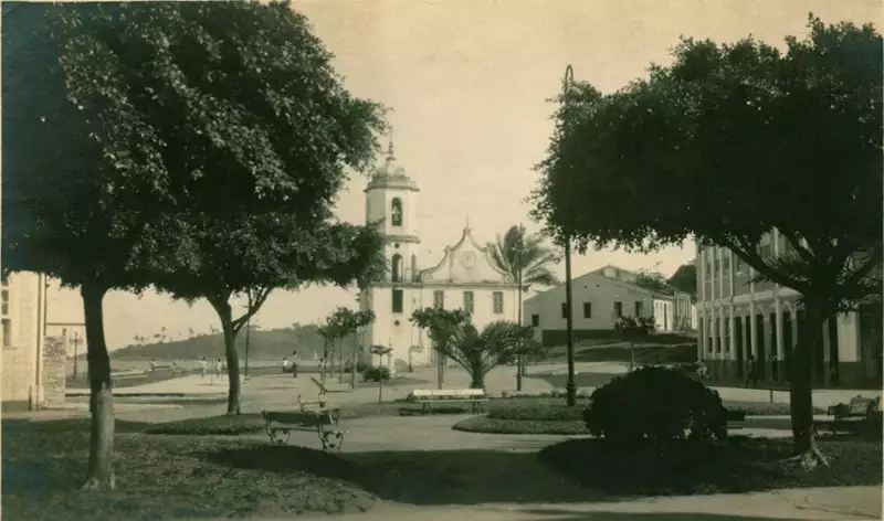 Foto 25: [Praça Rui Barbosa : Igreja Matriz de São Jorge : vista panorâmica da cidade] : Ilhéus, BA