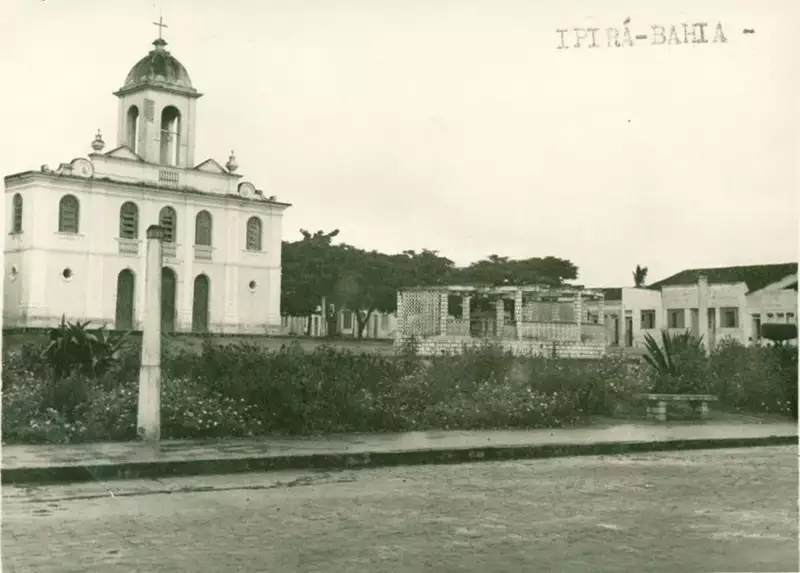 Foto 2: Praça da Bandeira : Igreja Matriz de Nossa Senhora Santana : Ipirá, BA