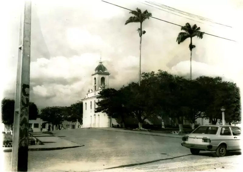 Foto 4: Praça da Bandeira : Igreja Matriz de Nossa Senhora Santana : Ipirá, BA
