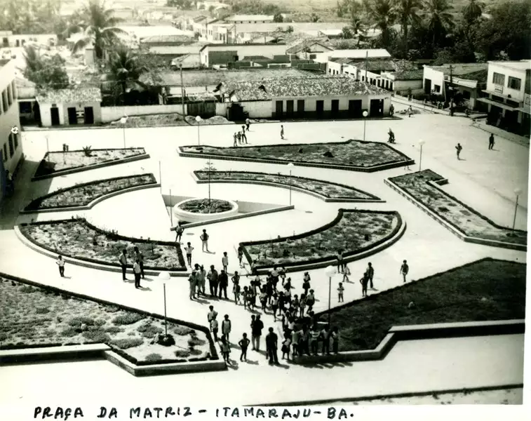 Foto 1: Praça da Independência : Itamaraju, BA