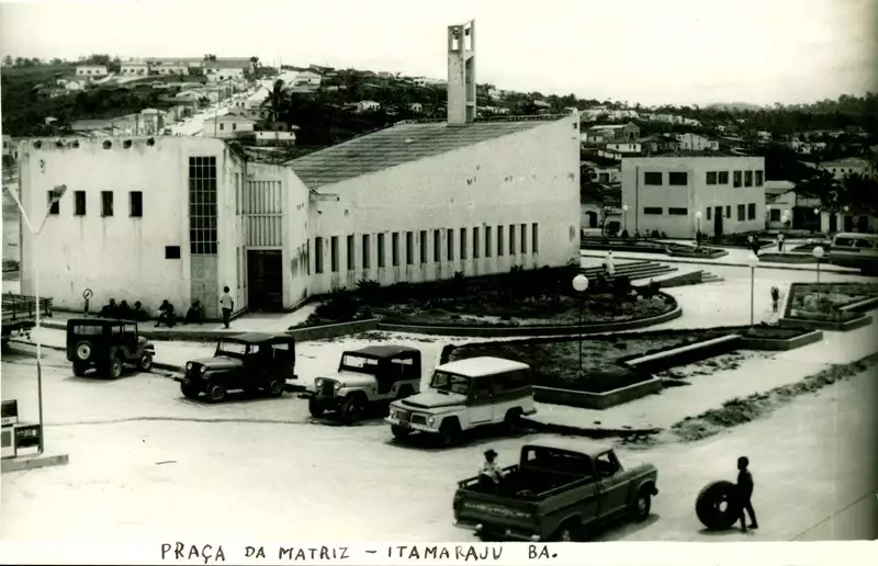 Foto 25: Praça da Independência : Antiga Igreja Matriz Cosme e Damião : Itamaraju, BA