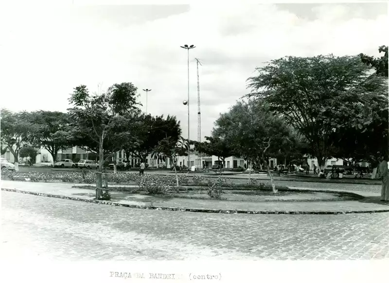 Foto 11: Praça da Bandeira : Itapicuru, BA
