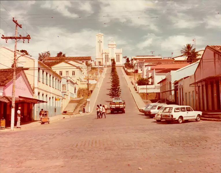 Foto 5: Ladeira Dom Pedro II : Igreja Matriz de Nossa Senhora Auxiliadora : Jaguaquara, BA