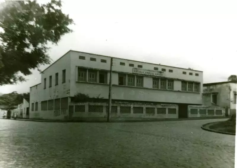 Foto 2: Escola Estadual Amélia Amado e Colégio Cenecista Donana Amado : Jussari, BA