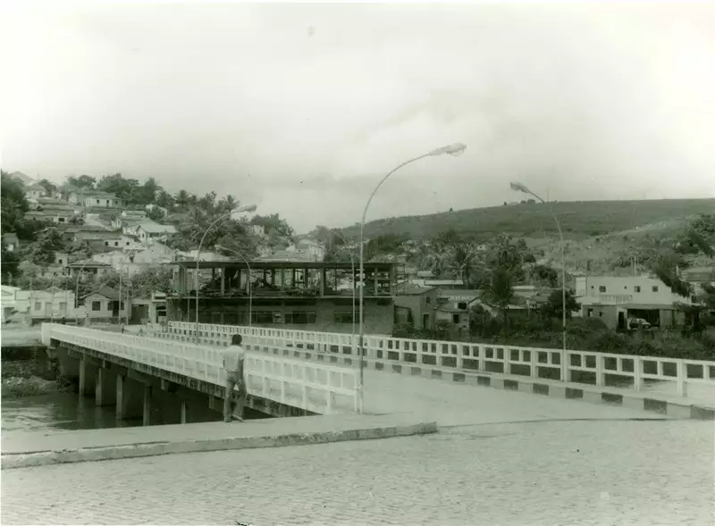 Foto 13: Ponte sobre o Rio Itanhém : Medeiros Neto, BA