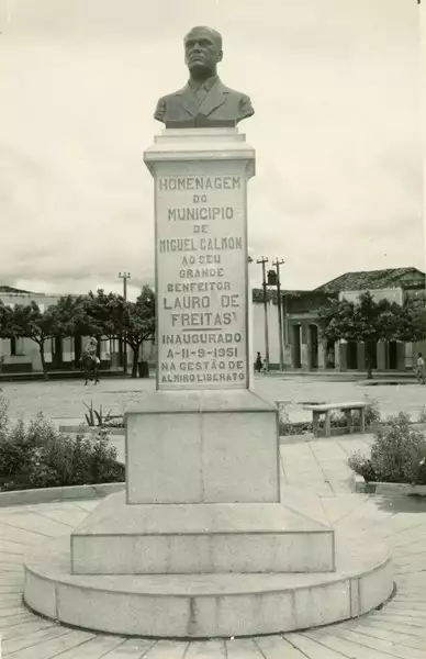 Foto 3: Monumento do Doutor Lauro de Freitas : Miguel Calmon, BA
