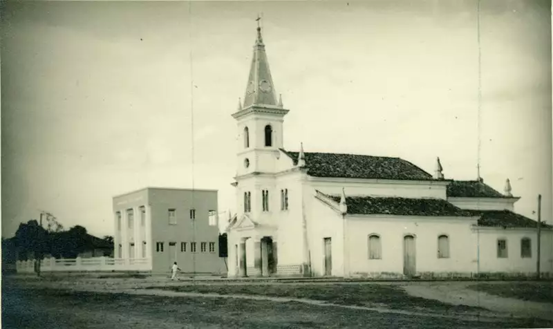 Foto 2: Igreja matriz : correios e telégrafos : Morro do Chapéu, BA