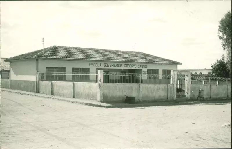 Foto 7: Escola Governador Roberto Santos : Mortugaba, BA