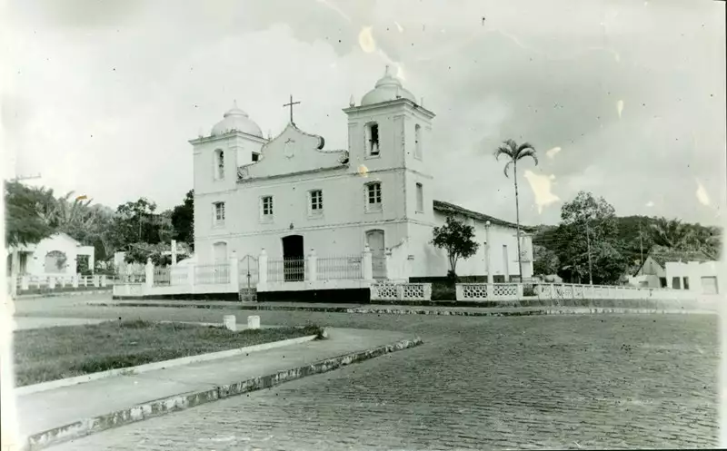 Foto 8: Praça Walson Barbosa : Igreja Matriz do Senhor do Bonfim : Nilo Peçanha, BA