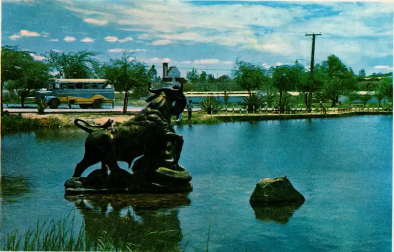 Foto 11: Monumento do Touro e a Sucuri : Paulo Afonso (BA)