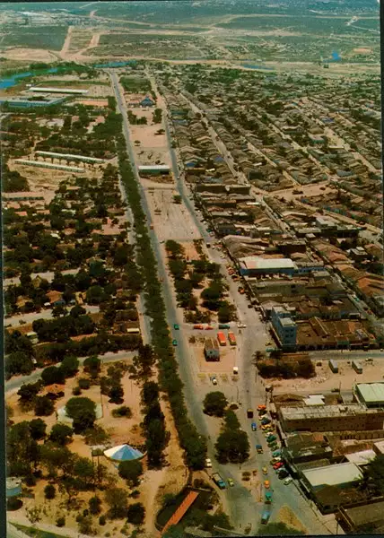 Foto 17: Vista aérea da cidade : [Avenida Getúlio Vargas : calçadão] : Paulo Afonso (BA)
