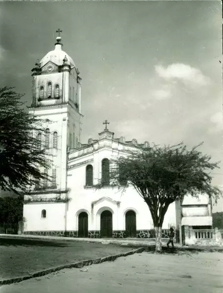 Foto 8: Igreja matriz : Pindobaçu, BA