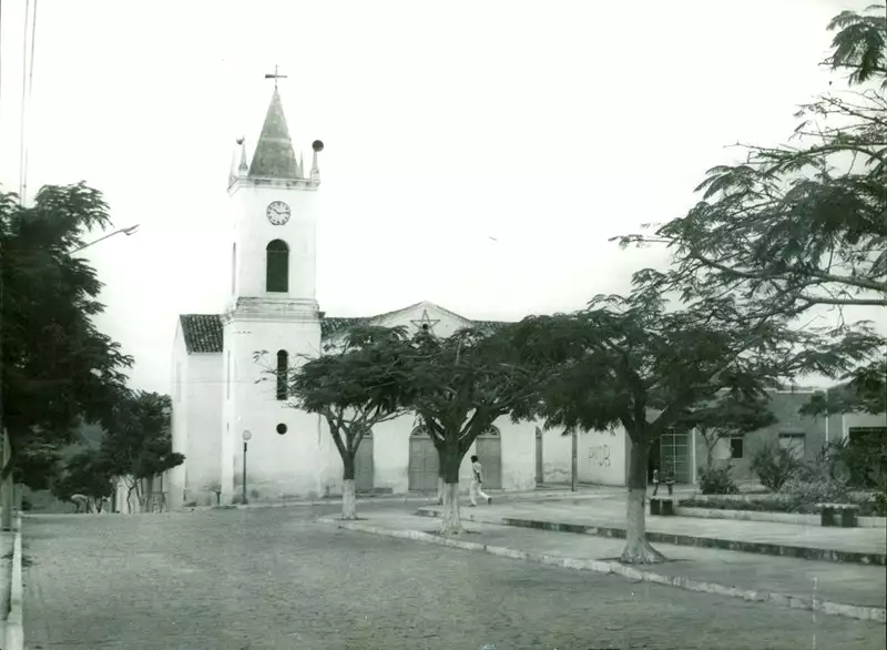 Foto 11: Praça Getúlio Vargas : Igreja Senhor do Bonfim : Piritiba, BA