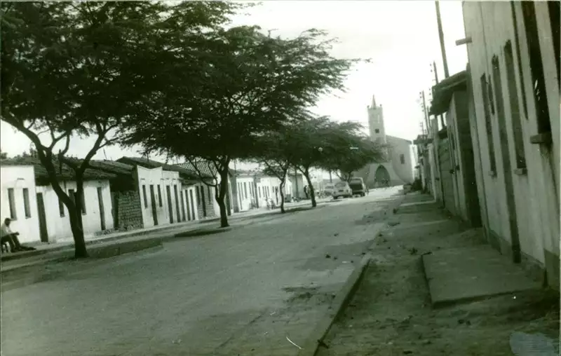 Foto 5: Avenida Presidente Kennedy : Igreja Matriz do Senhor do Bonfim : Planalto, BA