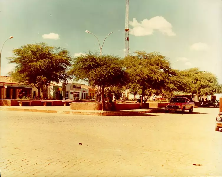 Foto 3: Praça do comércio : Presidente Dutra, BA